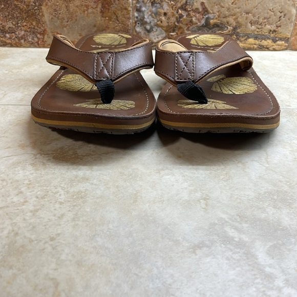 Clarks Brown Leather Flip Flop Sandals Seashell Print Thong Beach Size 9 Shoes - Picture 4 of 14
